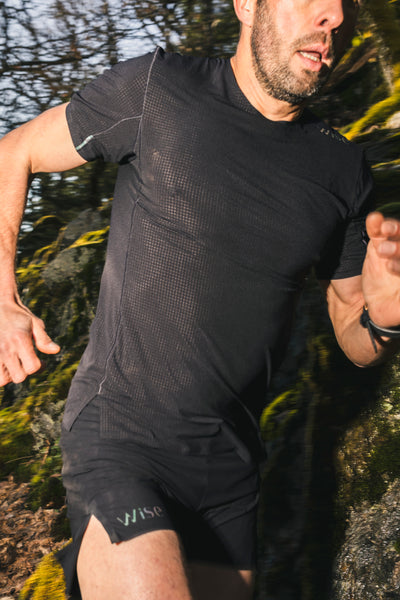 Colore: Nero - cellulare - maglia Ultra - uomo - saggio trail running